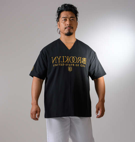 モデル鷹木信悟 GLADIATE ベア天竺刺繍&プリント半袖VネックTシャツを使った3Lサイズのコーディネート