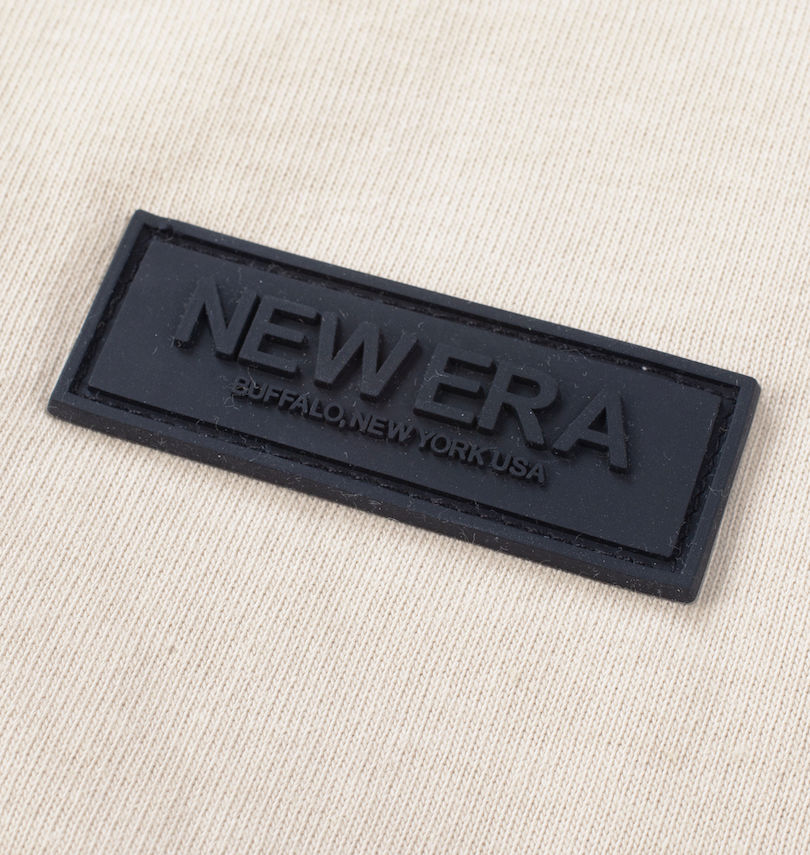 大きいサイズ メンズ NEW ERA (ニューエラ) ズームアップロゴ半袖Tシャツ
                        胸のラバーワッペン